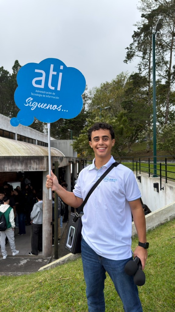 Comunidad estudiantil reunida en una actividad de campus