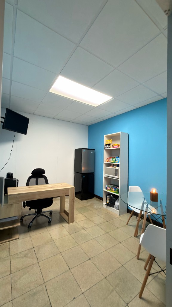 Espacio funcional con zona de trabajo y snacks